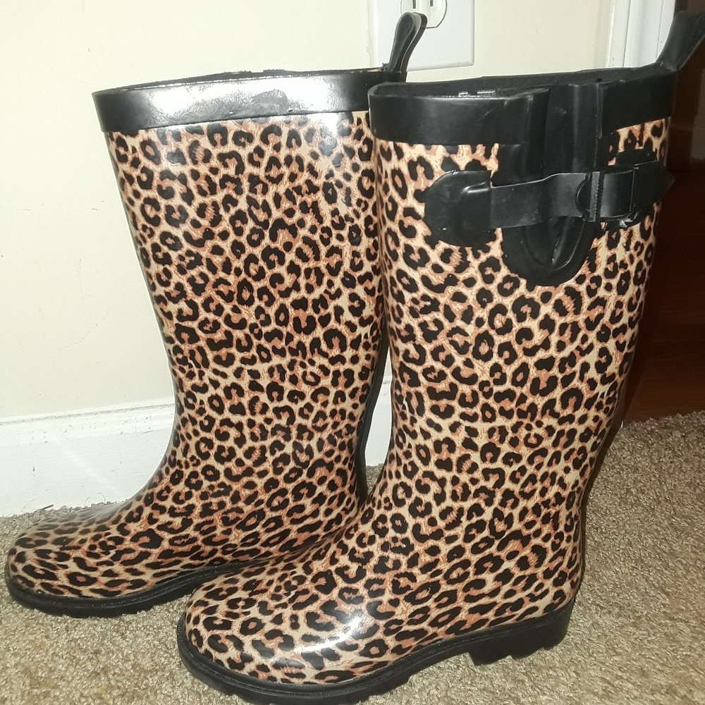 Leopard print rain boots 7